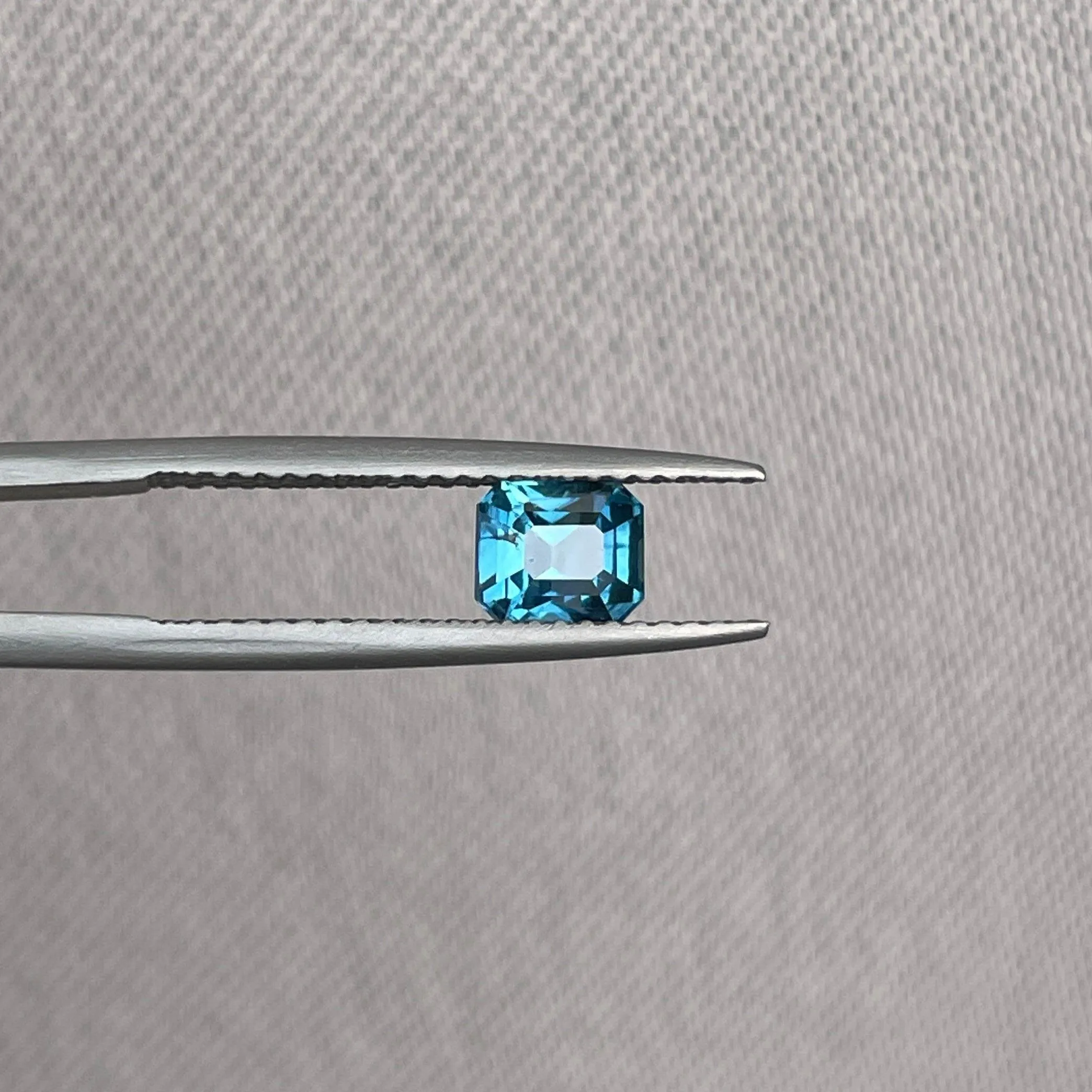 Teal sapphire | natural, bluish green, Emerald cut, VVS, 1.03 ct, Madagascar