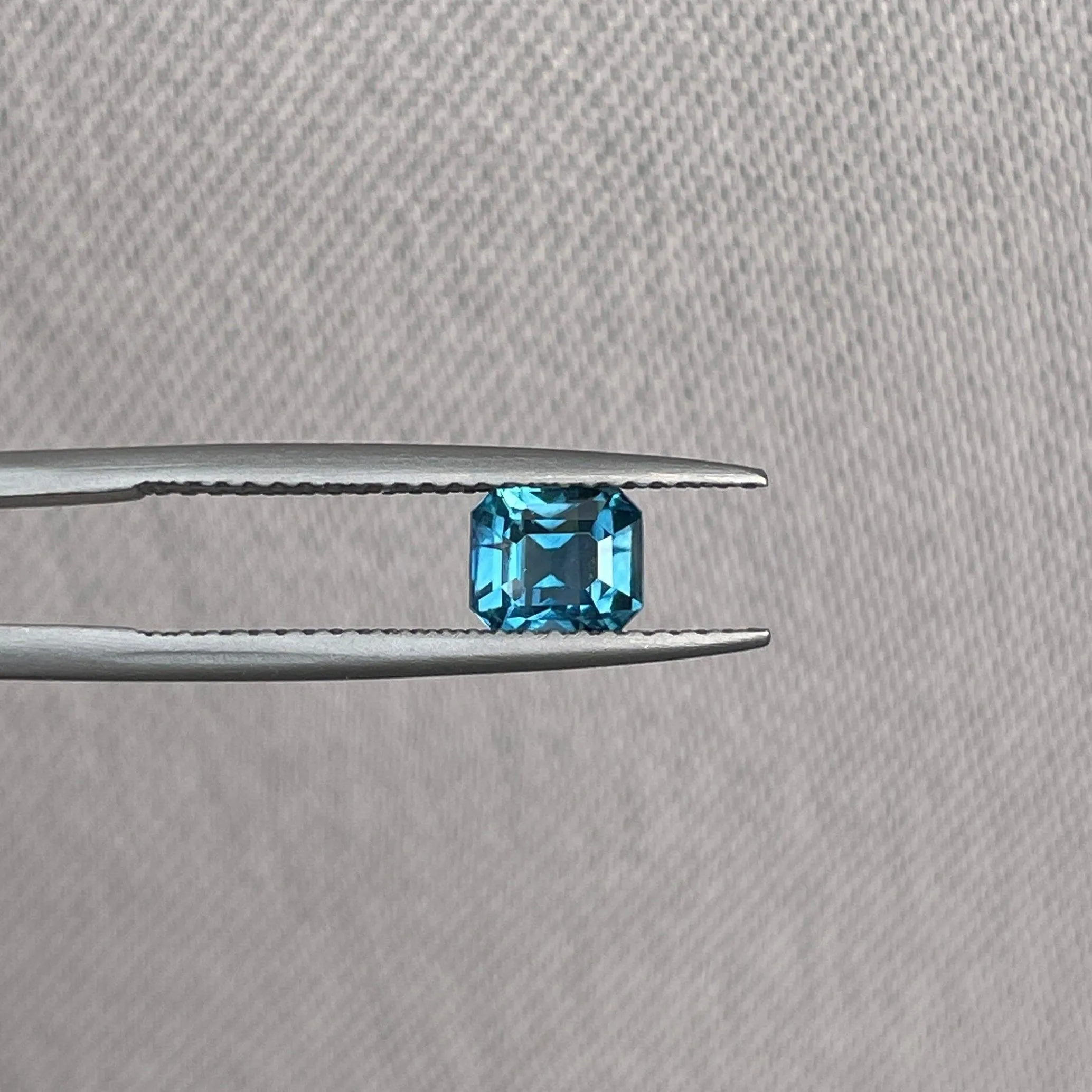 Teal sapphire | natural, bluish green, Emerald cut, VVS, 1.03 ct, Madagascar