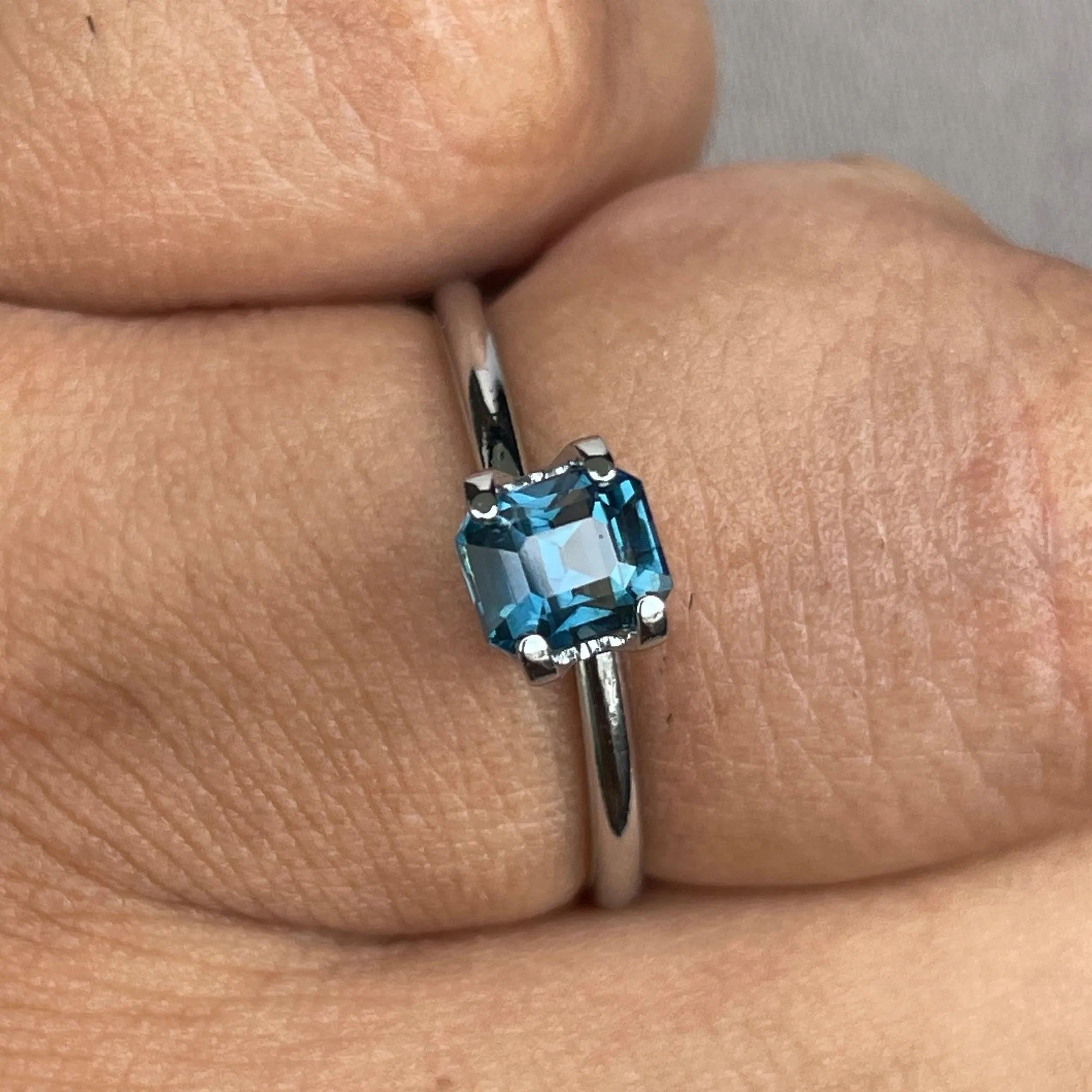 Teal sapphire | natural, bluish green, Emerald cut, VVS, 1.03 ct, Madagascar